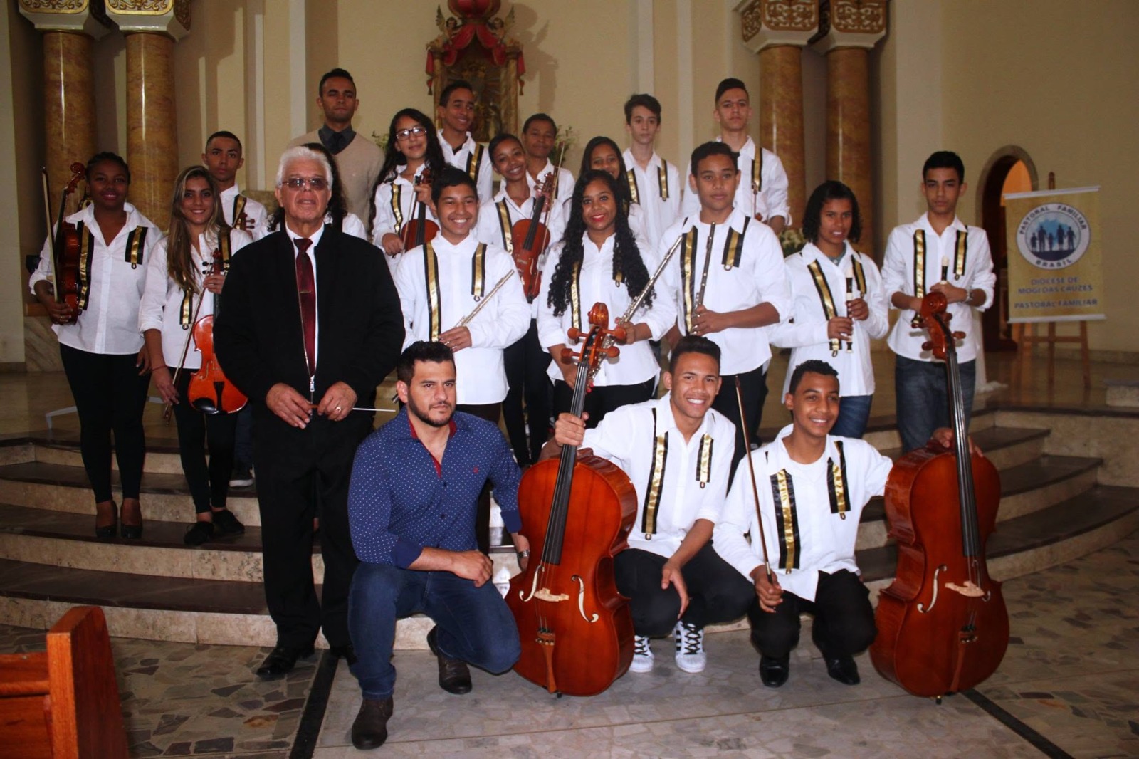 Orquestra jovem reunida com o presidente fundador da CAV na igreja