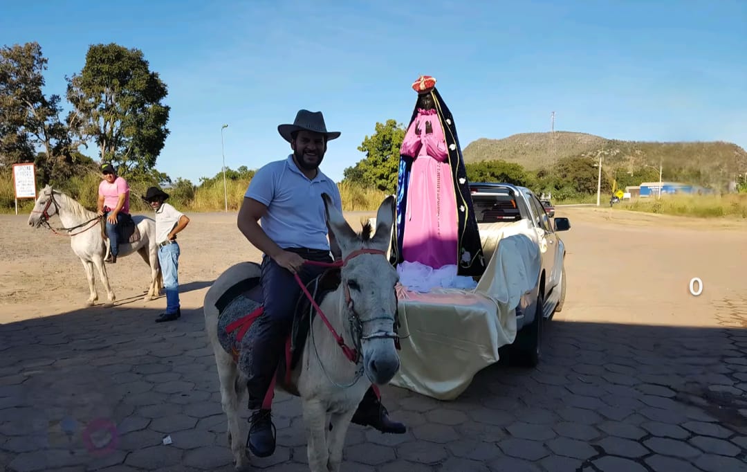 Presidente fundador da CAV ao lado da imagem peregrina de Nossa Senhora Aparecida