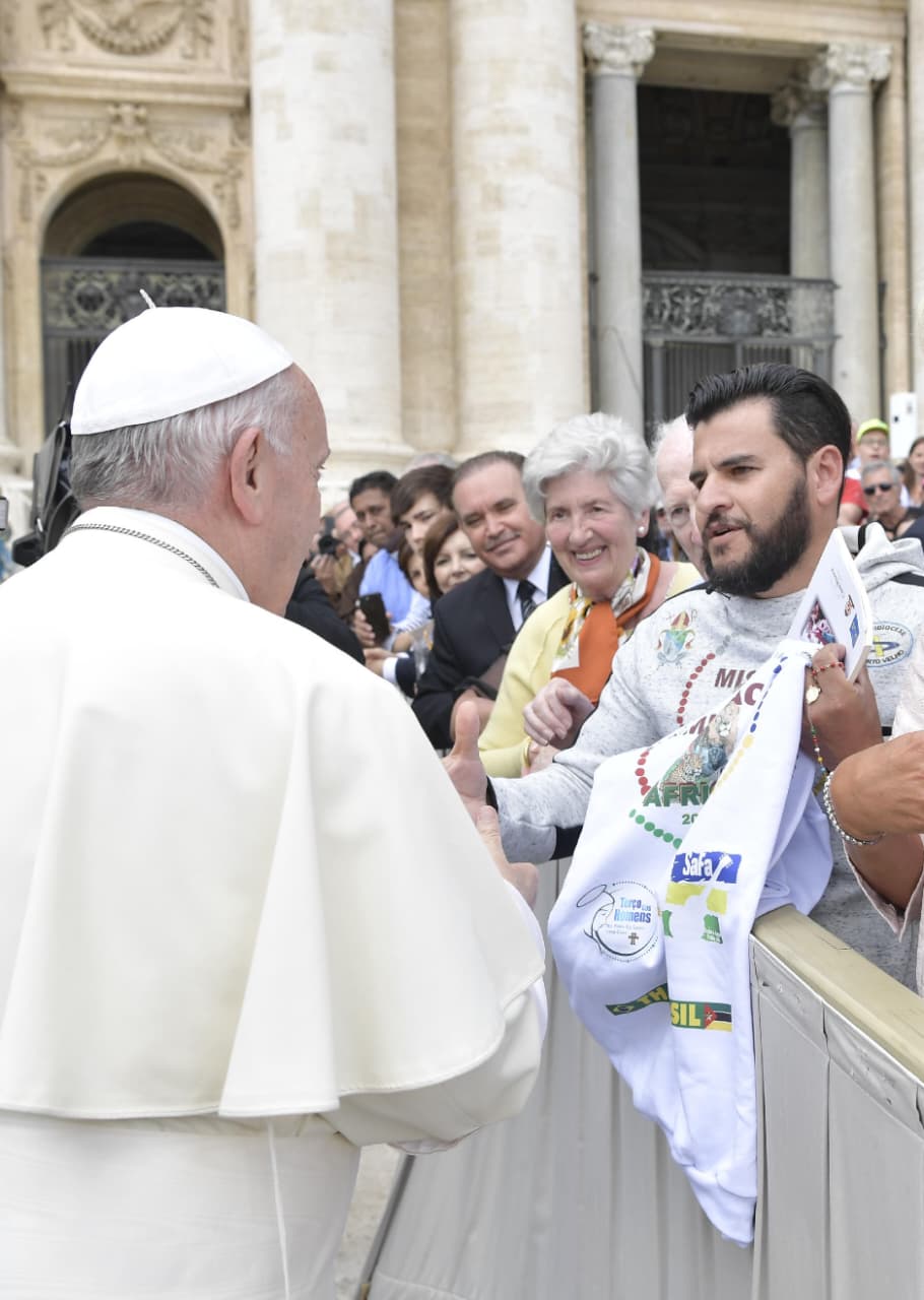 Papa Francisco recebendo terço e manto da Missão África das mãos do presidente da CAV