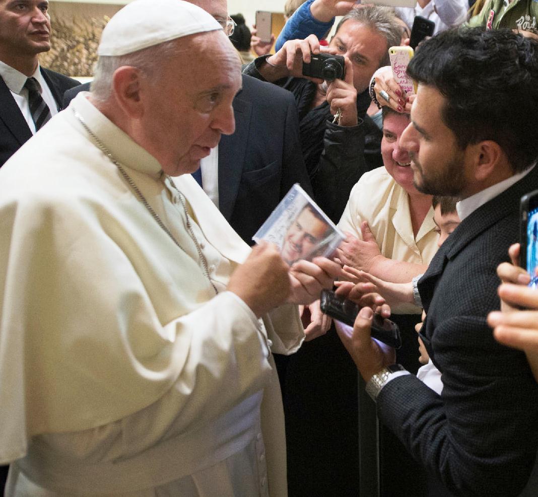 Papa Francisco autografando CD entregue pelo presidente fundador da CAV