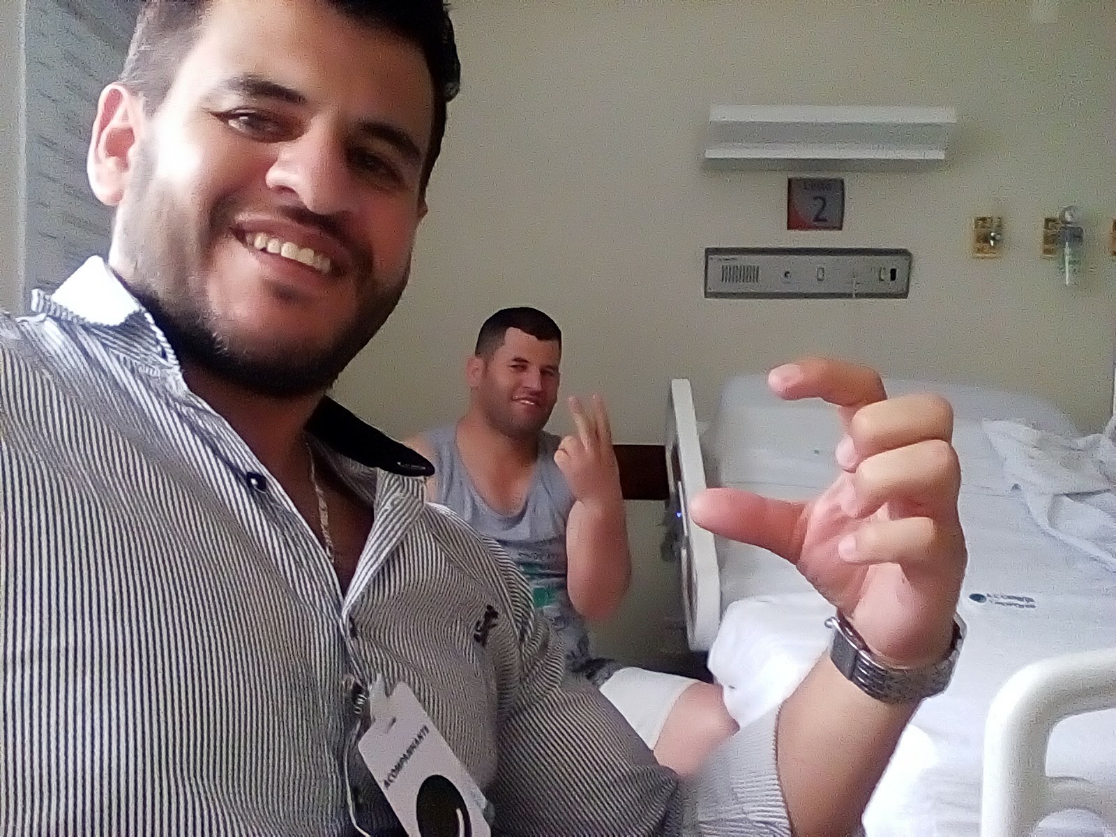 Miller e Josier Gomes juntos em um quarto de hospital, momento de união e esperança