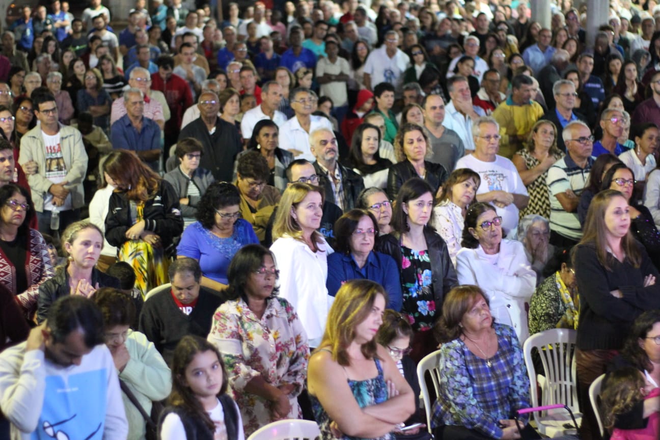 Grande público reunido durante celebração ao ar livre