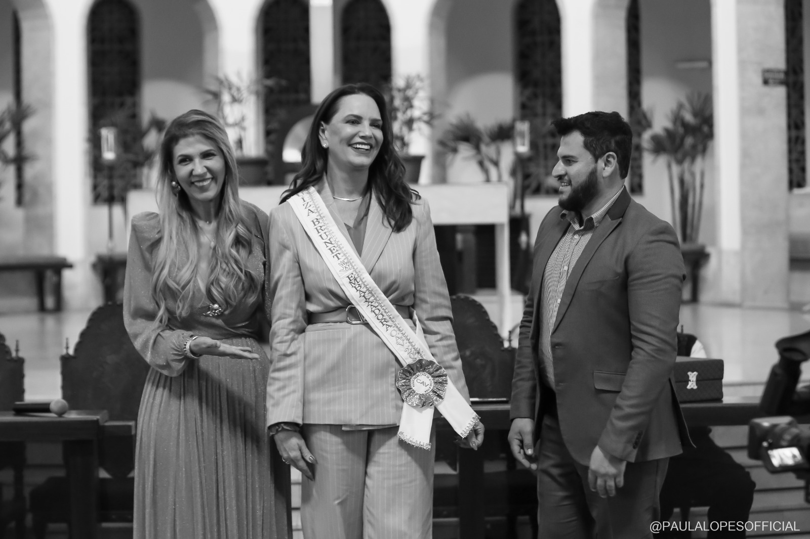 Luiza Brunet recebendo a faixa de Embaixadora Internacional da CAV