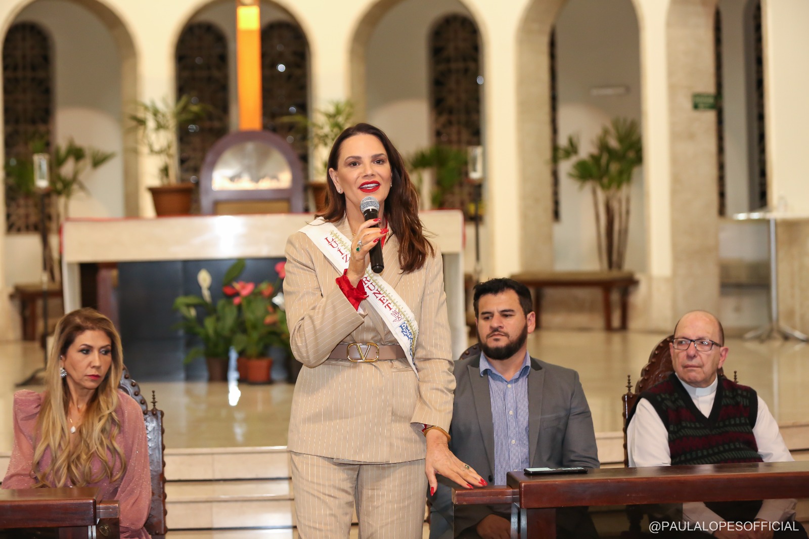 Luiza Brunet discursando como Embaixadora Internacional da CAV