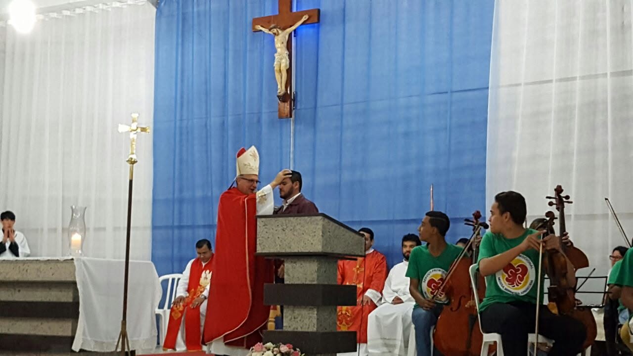 Bispo abençoando o presidente fundador da CAV durante a missa