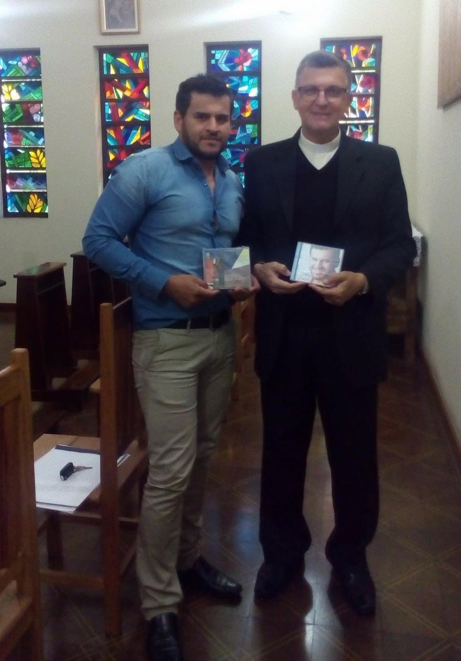 Presidente fundador da CAV ao lado de sacerdote na capela